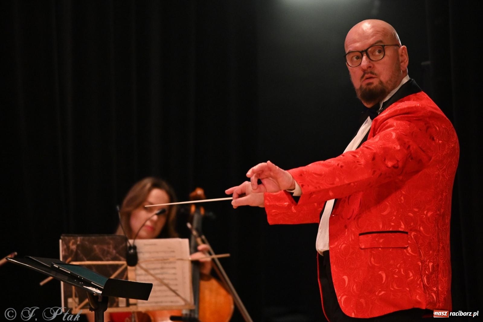 Zdjęcie w galerii na portalu naszraciborz.pl: Legendarny rock w symfonicznym wydaniu porwał publiczność w Raciborzu [FOTO] wiadomości z regionu