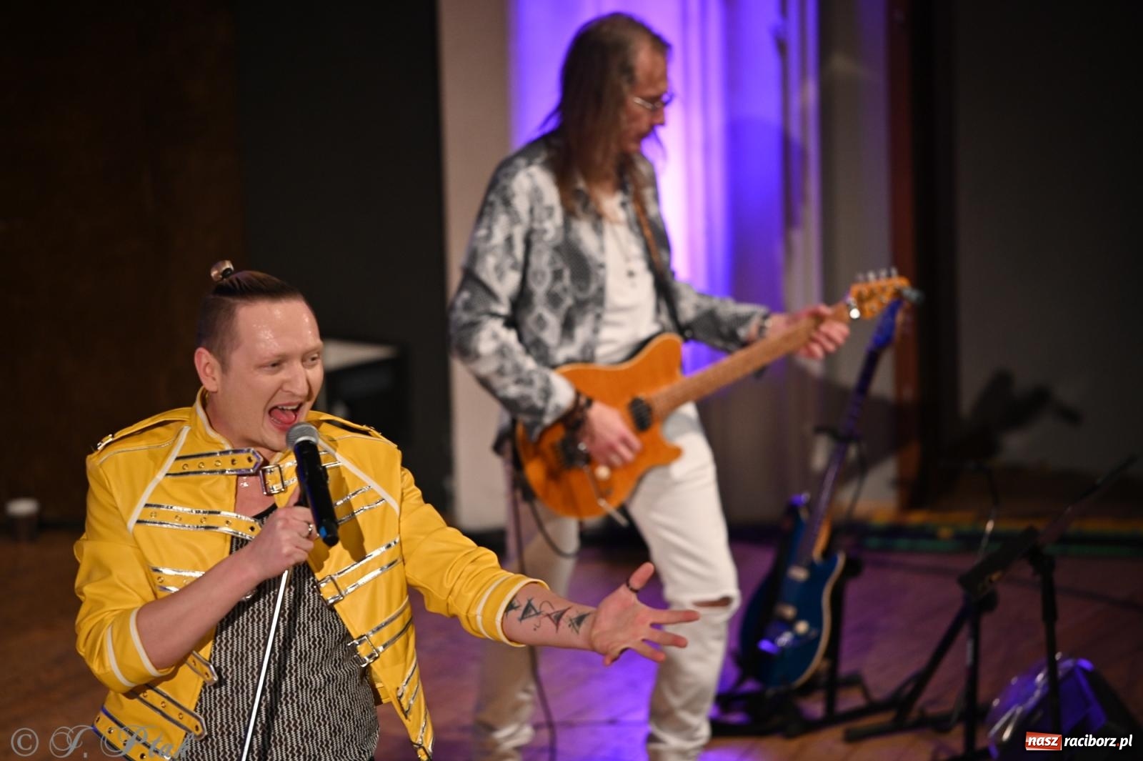 Zdjęcie w galerii na portalu naszraciborz.pl: Legendarny rock w symfonicznym wydaniu porwał publiczność w Raciborzu [FOTO] wiadomości z regionu