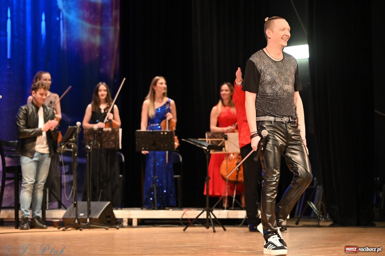 Zdjęcie w galerii na portalu naszraciborz.pl: Legendarny rock w symfonicznym wydaniu porwał publiczność w Raciborzu [FOTO] wiadomości z regionu