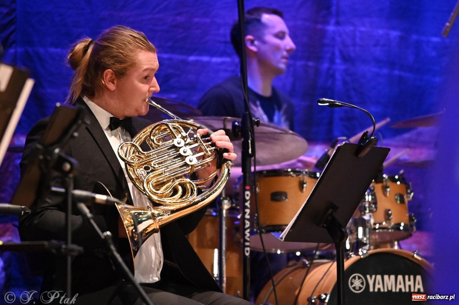 Zdjęcie w galerii na portalu naszraciborz.pl: Legendarny rock w symfonicznym wydaniu porwał publiczność w Raciborzu [FOTO] wiadomości z regionu