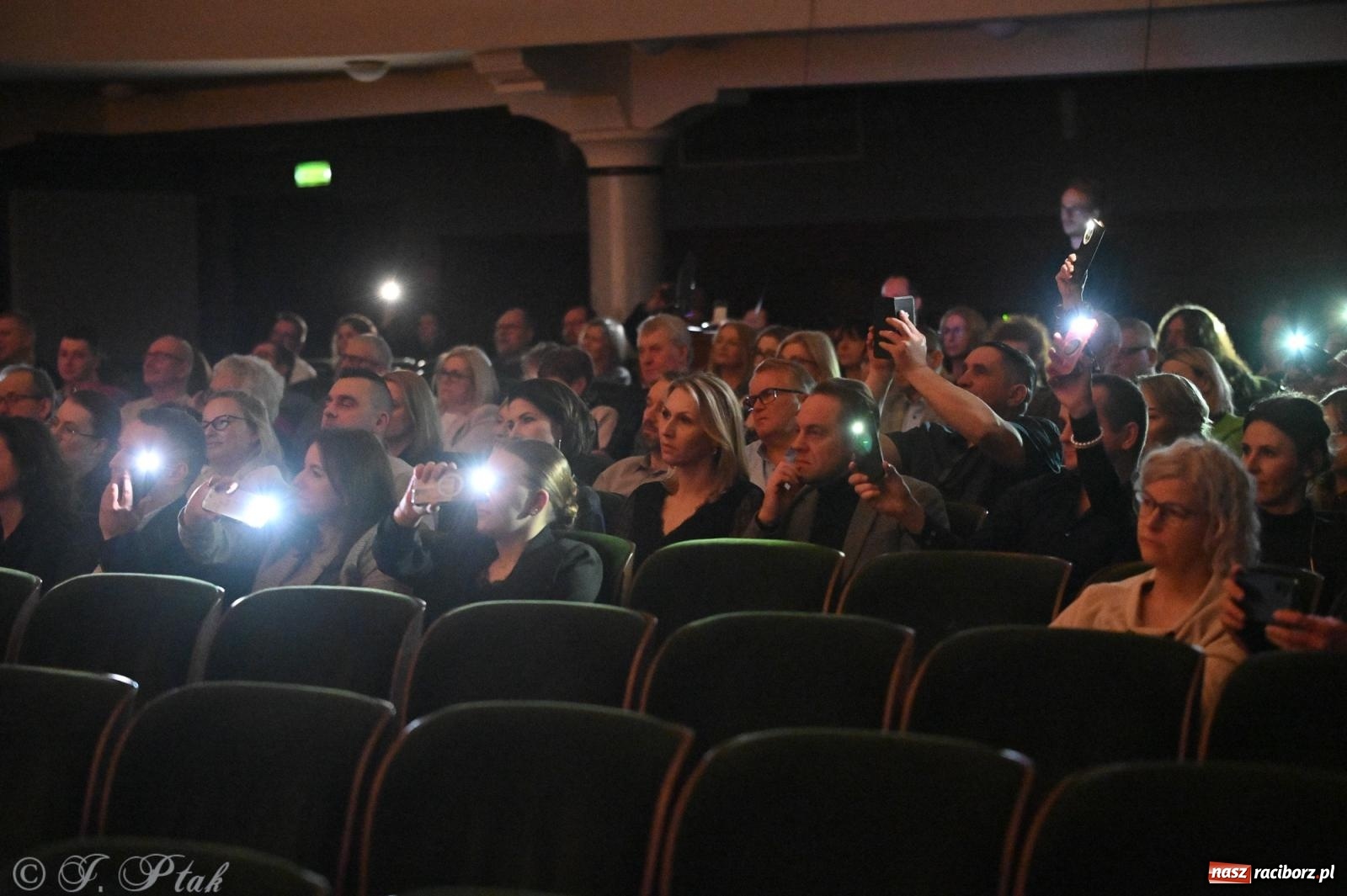 Zdjęcie w galerii na portalu naszraciborz.pl: Legendarny rock w symfonicznym wydaniu porwał publiczność w Raciborzu [FOTO] wiadomości z regionu