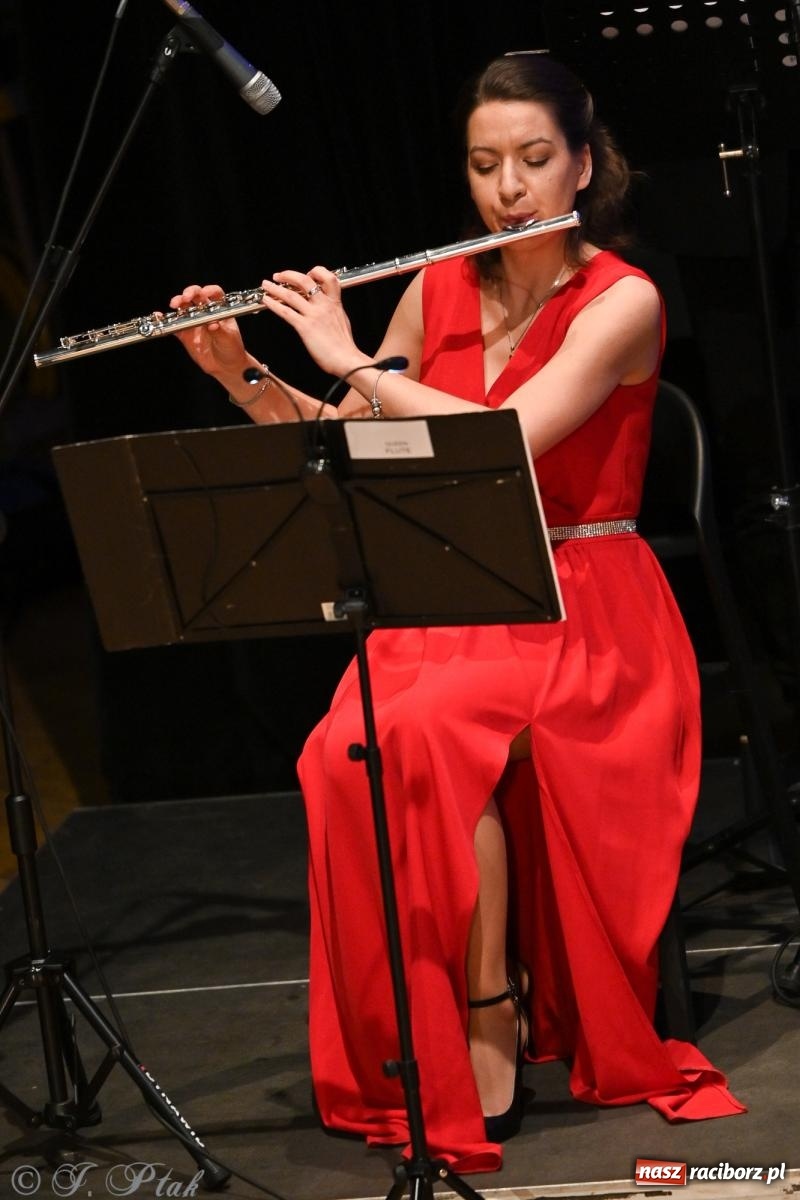 Zdjęcie w galerii na portalu naszraciborz.pl: Legendarny rock w symfonicznym wydaniu porwał publiczność w Raciborzu [FOTO] wiadomości z regionu