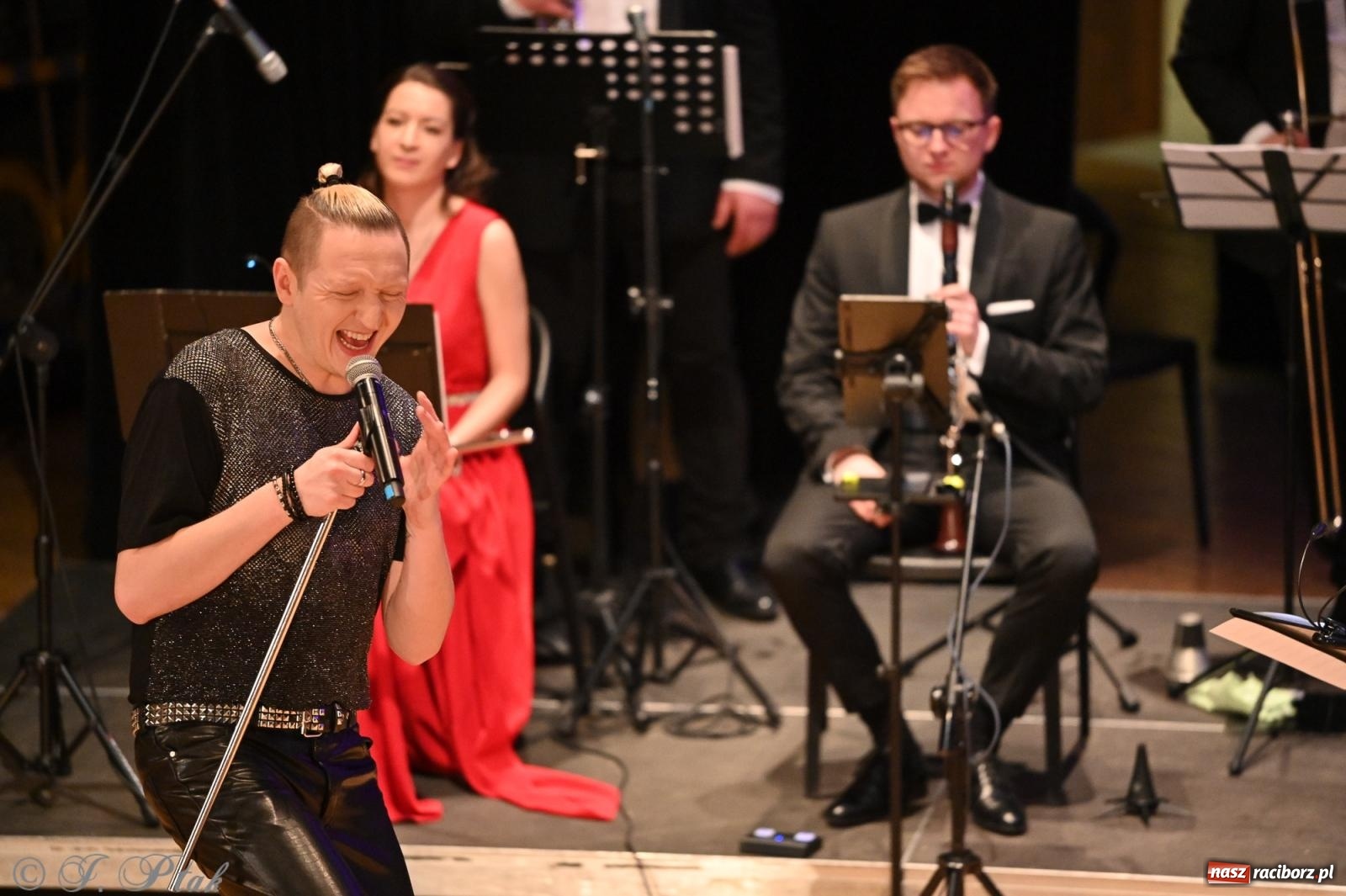 Zdjęcie w galerii na portalu naszraciborz.pl: Legendarny rock w symfonicznym wydaniu porwał publiczność w Raciborzu [FOTO] wiadomości z regionu