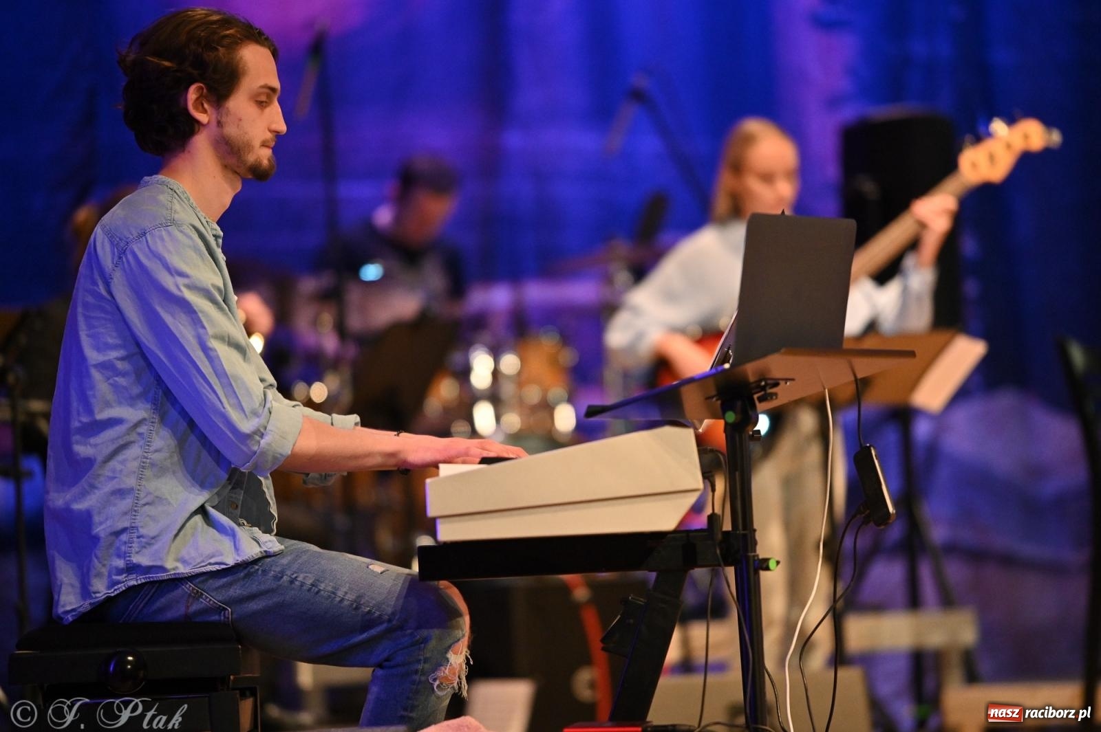 Zdjęcie w galerii na portalu naszraciborz.pl: Legendarny rock w symfonicznym wydaniu porwał publiczność w Raciborzu [FOTO] wiadomości z regionu
