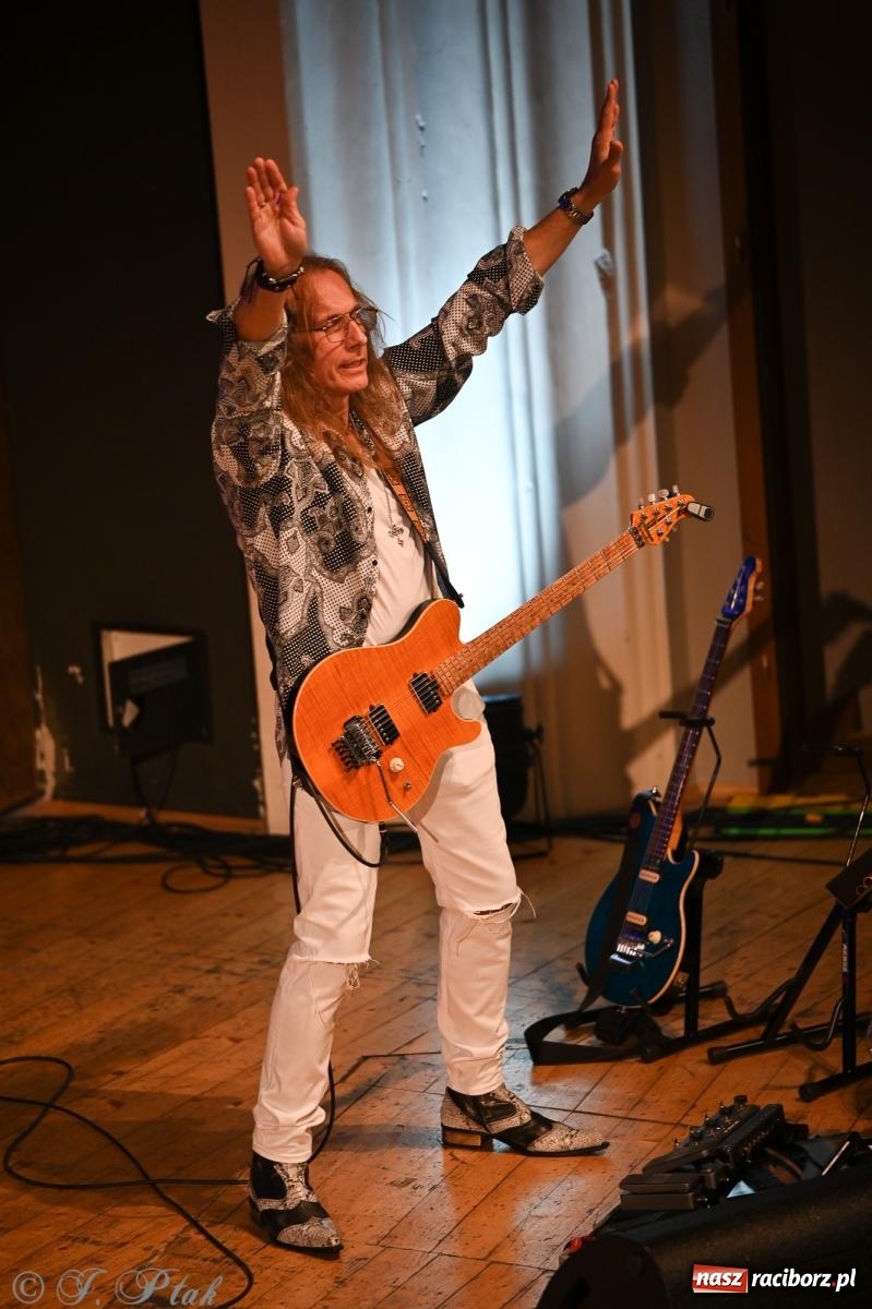 Zdjęcie w galerii na portalu naszraciborz.pl: Legendarny rock w symfonicznym wydaniu porwał publiczność w Raciborzu [FOTO] wiadomości z regionu