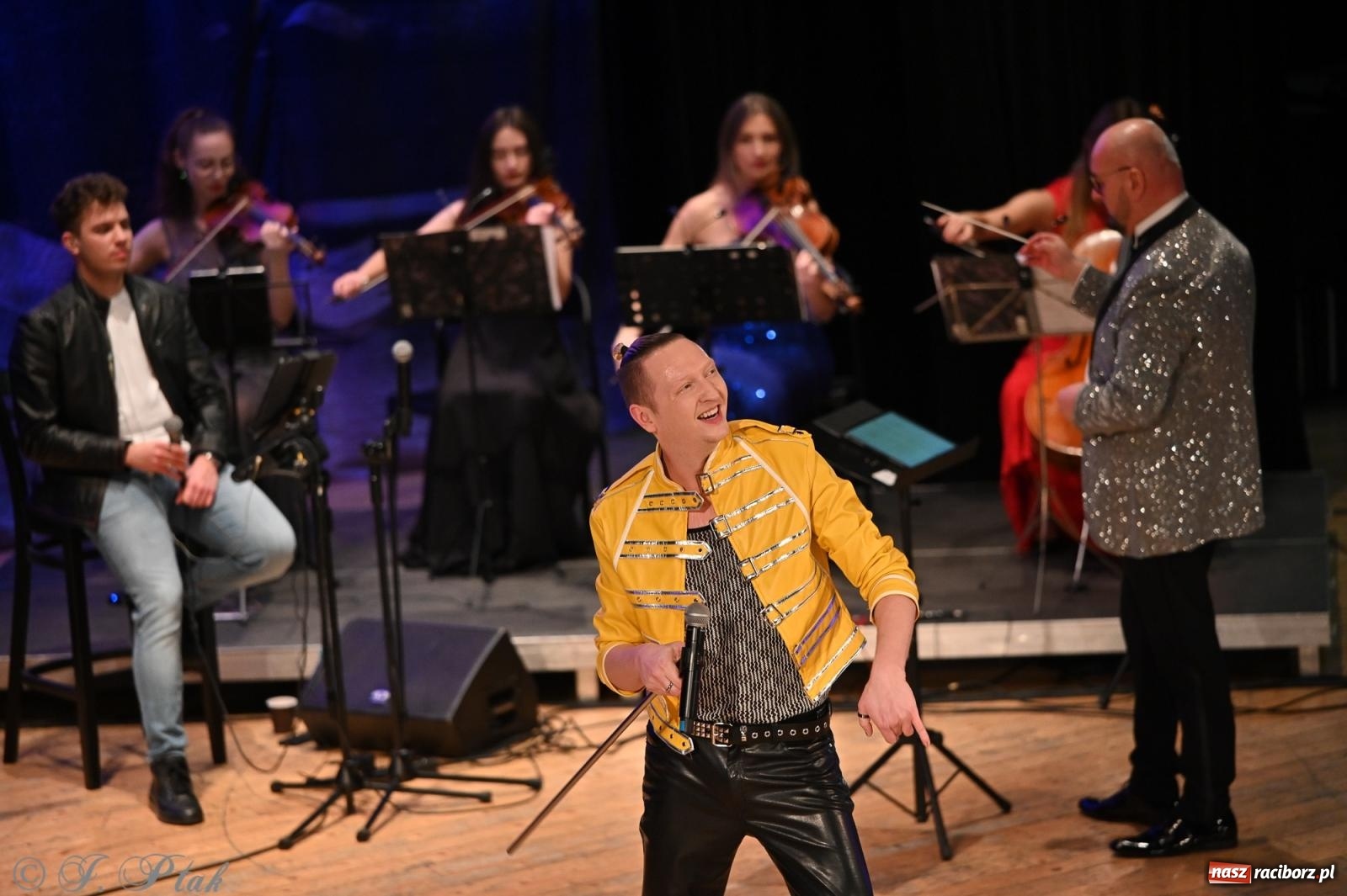 Zdjęcie w galerii na portalu naszraciborz.pl: Legendarny rock w symfonicznym wydaniu porwał publiczność w Raciborzu [FOTO] wiadomości z regionu
