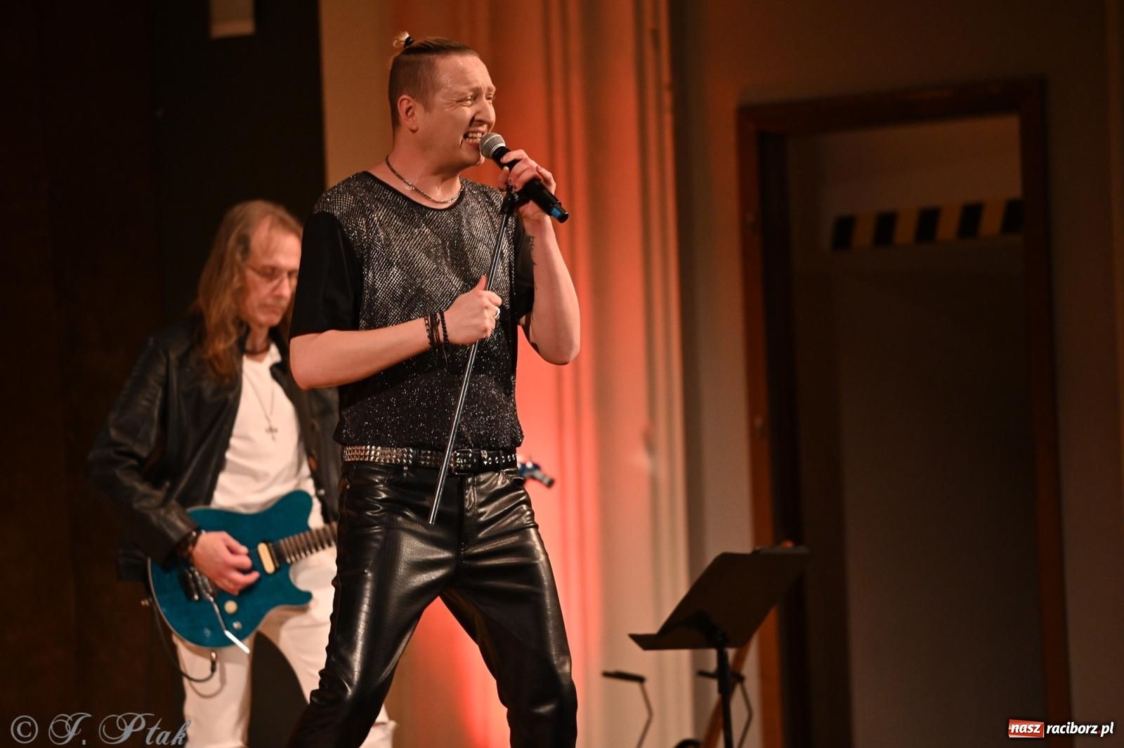 Zdjęcie w galerii na portalu naszraciborz.pl: Legendarny rock w symfonicznym wydaniu porwał publiczność w Raciborzu [FOTO] wiadomości z regionu