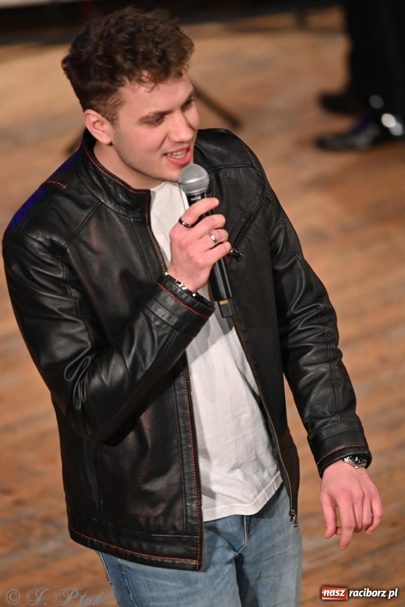 Zdjęcie w galerii na portalu naszraciborz.pl: Legendarny rock w symfonicznym wydaniu porwał publiczność w Raciborzu [FOTO] wiadomości z regionu