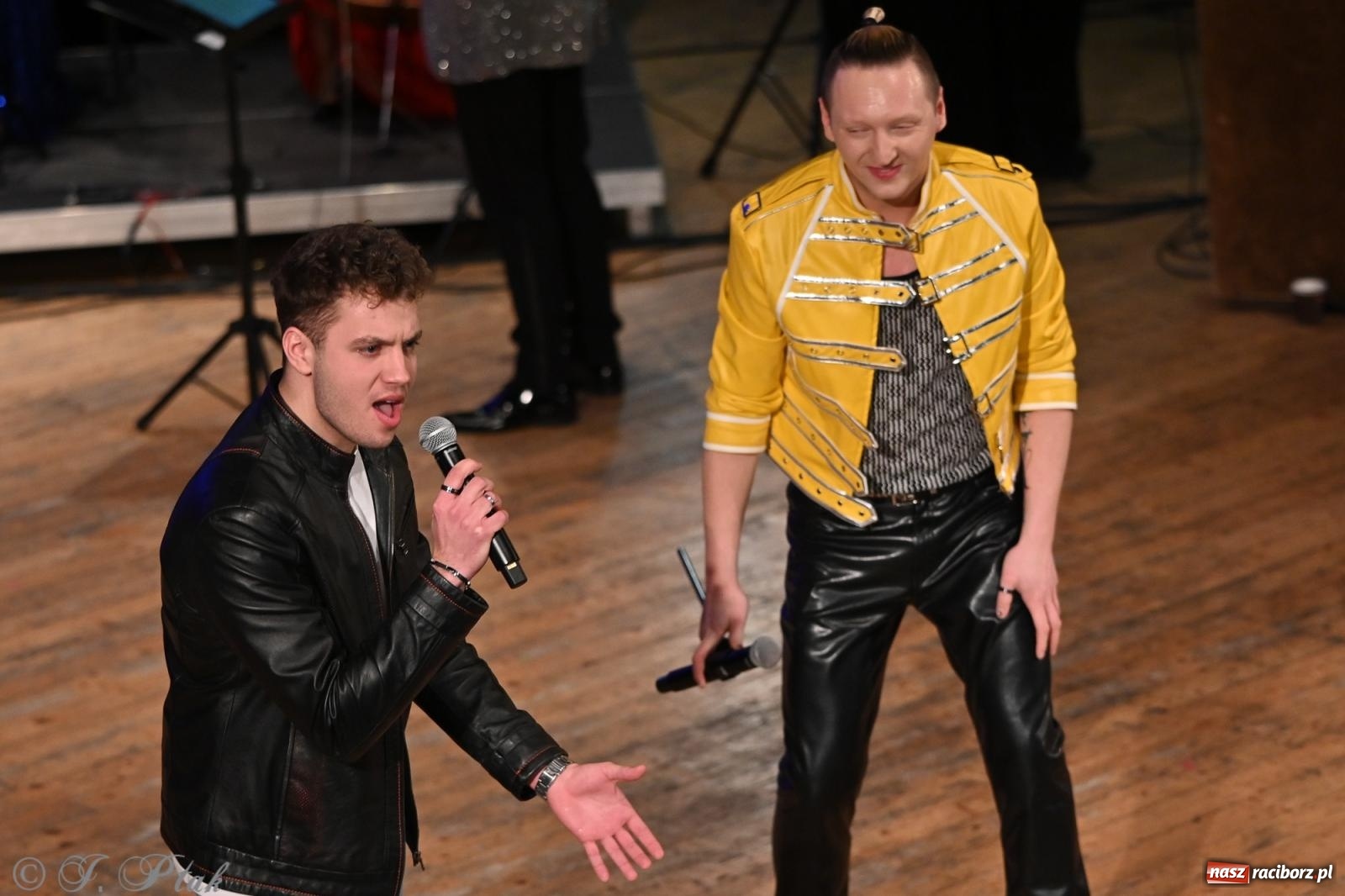 Zdjęcie w galerii na portalu naszraciborz.pl: Legendarny rock w symfonicznym wydaniu porwał publiczność w Raciborzu [FOTO] wiadomości z regionu