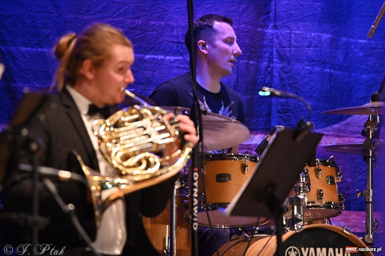 Zdjęcie w galerii na portalu naszraciborz.pl: Legendarny rock w symfonicznym wydaniu porwał publiczność w Raciborzu [FOTO] wiadomości z regionu