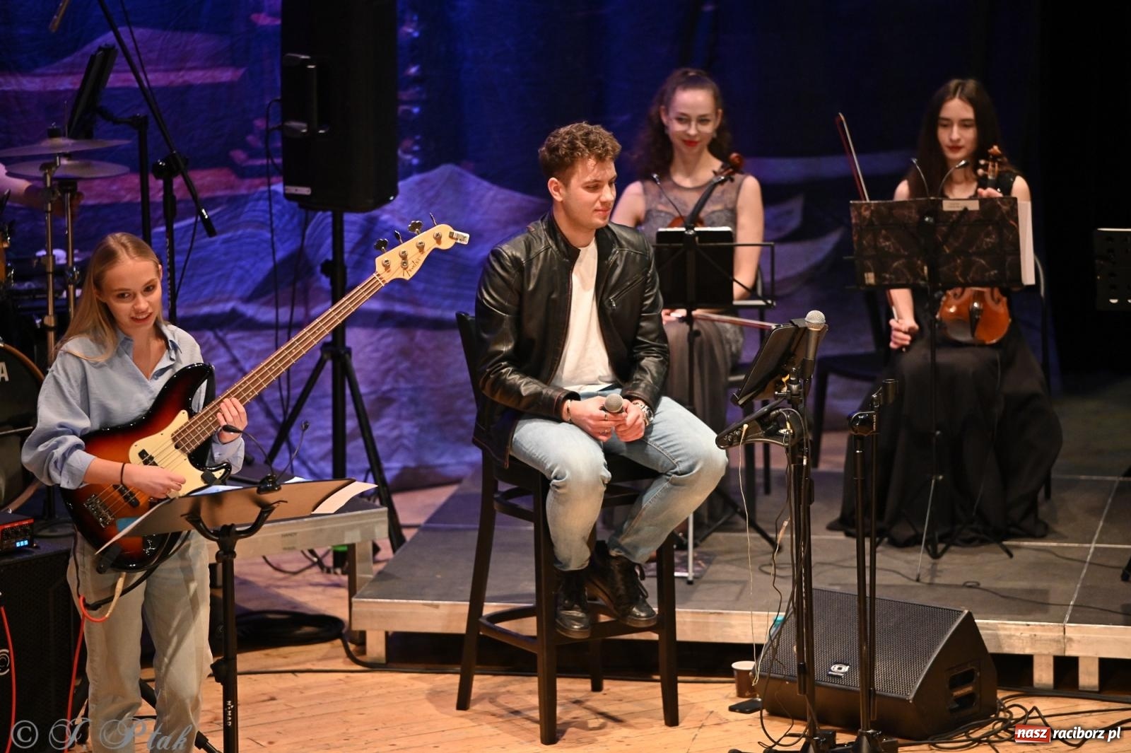Zdjęcie w galerii na portalu naszraciborz.pl: Legendarny rock w symfonicznym wydaniu porwał publiczność w Raciborzu [FOTO] wiadomości z regionu