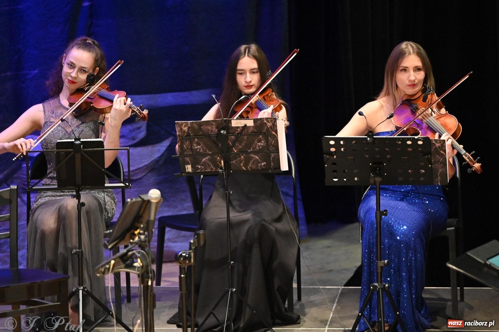 Zdjęcie w galerii na portalu naszraciborz.pl: Legendarny rock w symfonicznym wydaniu porwał publiczność w Raciborzu [FOTO] wiadomości z regionu