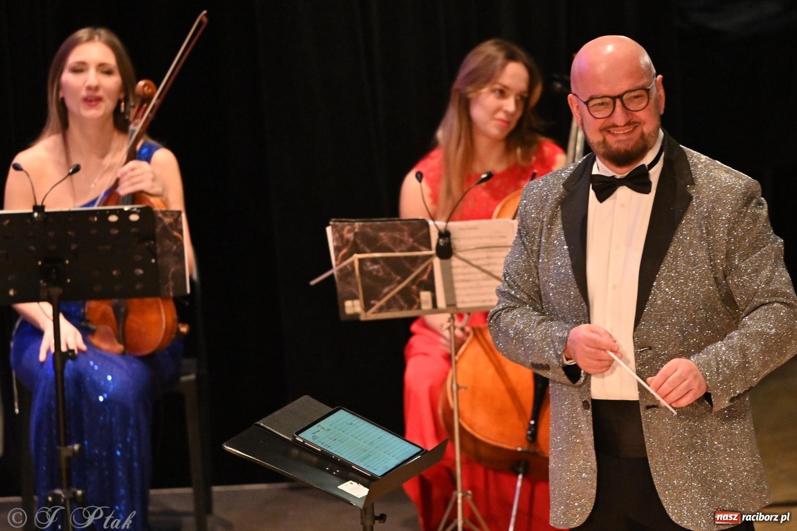 Zdjęcie w galerii na portalu naszraciborz.pl: Legendarny rock w symfonicznym wydaniu porwał publiczność w Raciborzu [FOTO] wiadomości z regionu