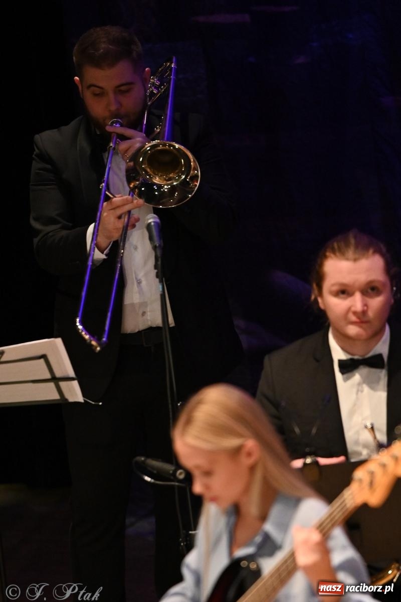 Zdjęcie w galerii na portalu naszraciborz.pl: Legendarny rock w symfonicznym wydaniu porwał publiczność w Raciborzu [FOTO] wiadomości z regionu