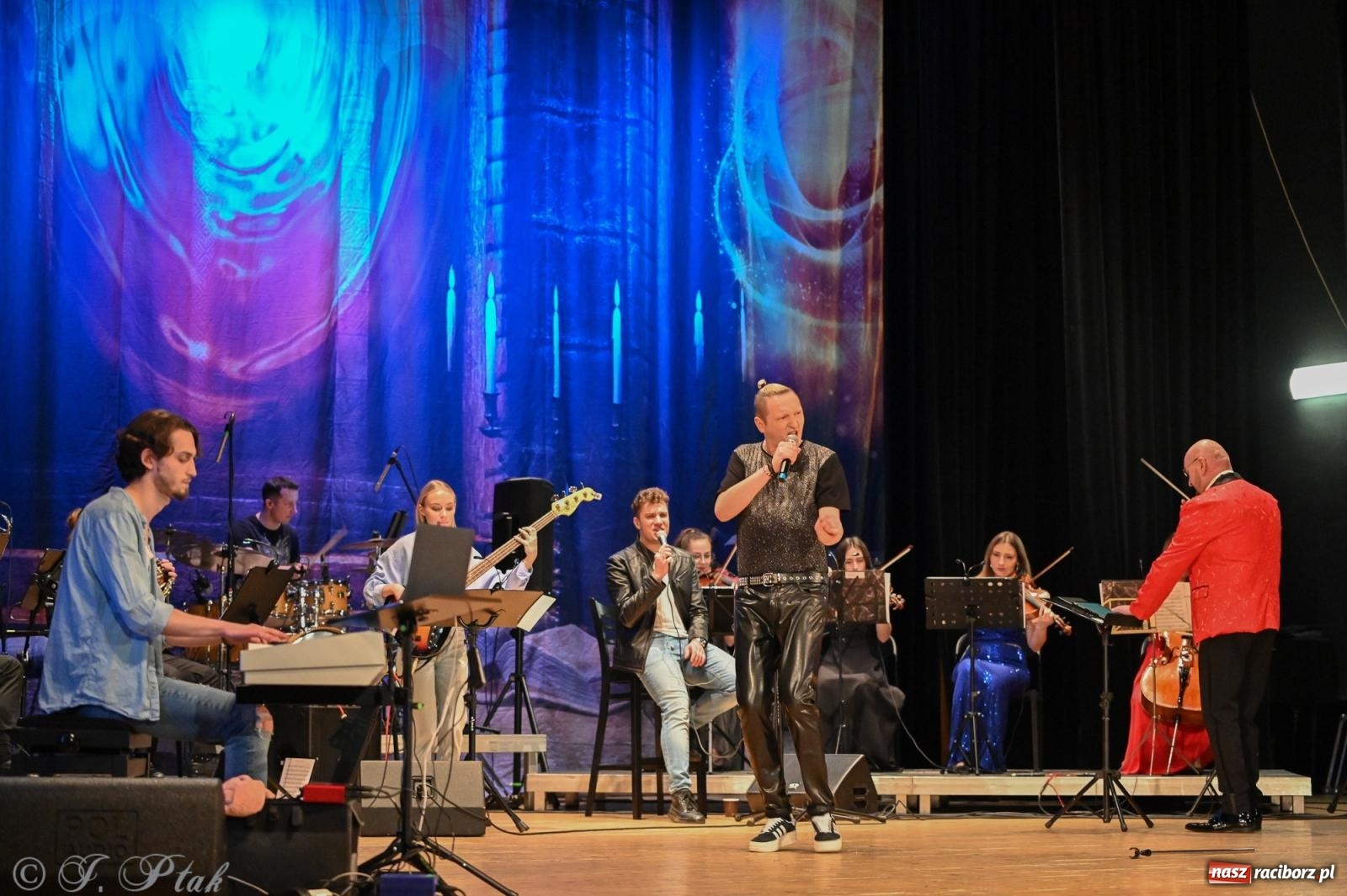Zdjęcie w galerii na portalu naszraciborz.pl: Legendarny rock w symfonicznym wydaniu porwał publiczność w Raciborzu [FOTO] wiadomości z regionu
