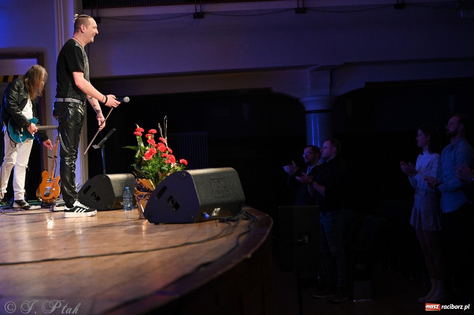 Zdjęcie w galerii na portalu naszraciborz.pl: Legendarny rock w symfonicznym wydaniu porwał publiczność w Raciborzu [FOTO] wiadomości z regionu