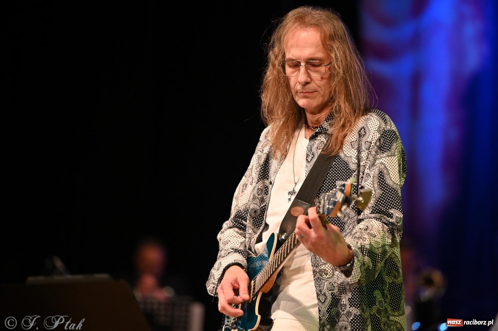 Zdjęcie w galerii na portalu naszraciborz.pl: Legendarny rock w symfonicznym wydaniu porwał publiczność w Raciborzu [FOTO] wiadomości z regionu