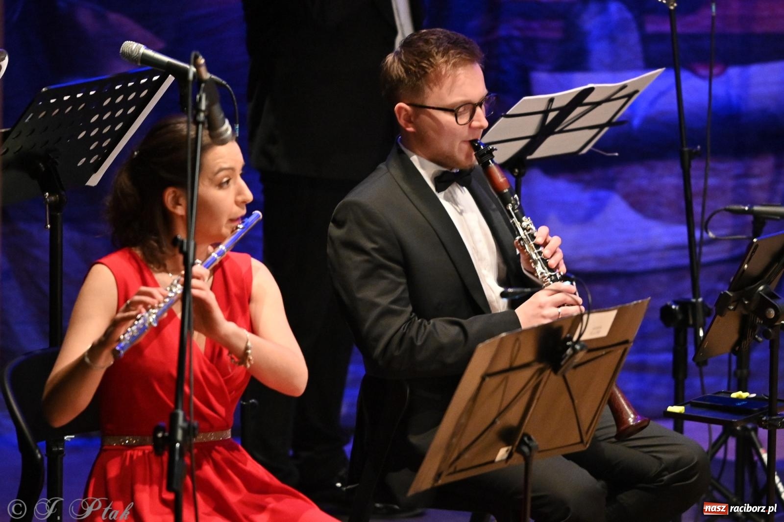 Zdjęcie w galerii na portalu naszraciborz.pl: Legendarny rock w symfonicznym wydaniu porwał publiczność w Raciborzu [FOTO] wiadomości z regionu