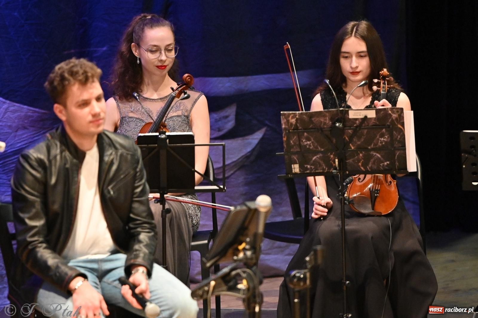 Zdjęcie w galerii na portalu naszraciborz.pl: Legendarny rock w symfonicznym wydaniu porwał publiczność w Raciborzu [FOTO] wiadomości z regionu