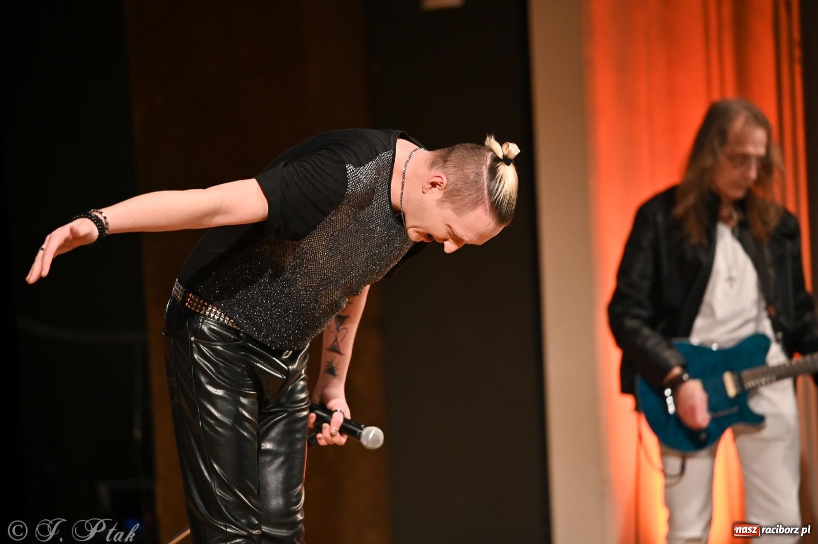 Zdjęcie w galerii na portalu naszraciborz.pl: Legendarny rock w symfonicznym wydaniu porwał publiczność w Raciborzu [FOTO] wiadomości z regionu