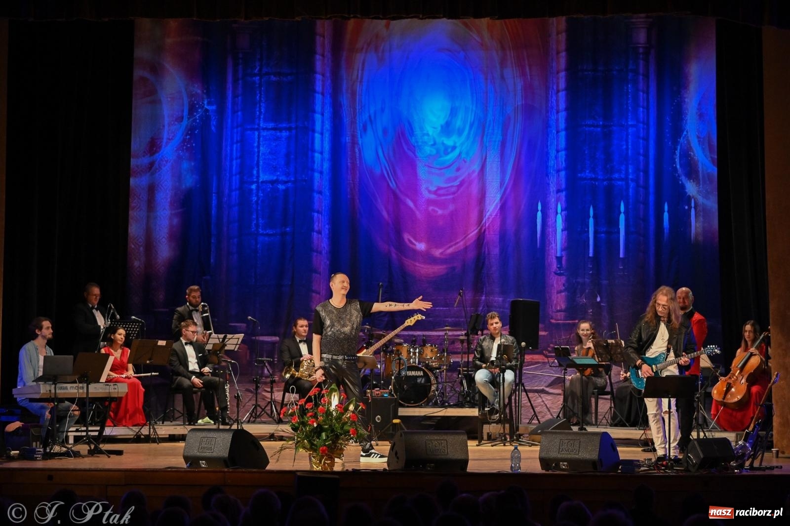 Zdjęcie w galerii na portalu naszraciborz.pl: Legendarny rock w symfonicznym wydaniu porwał publiczność w Raciborzu [FOTO] wiadomości z regionu