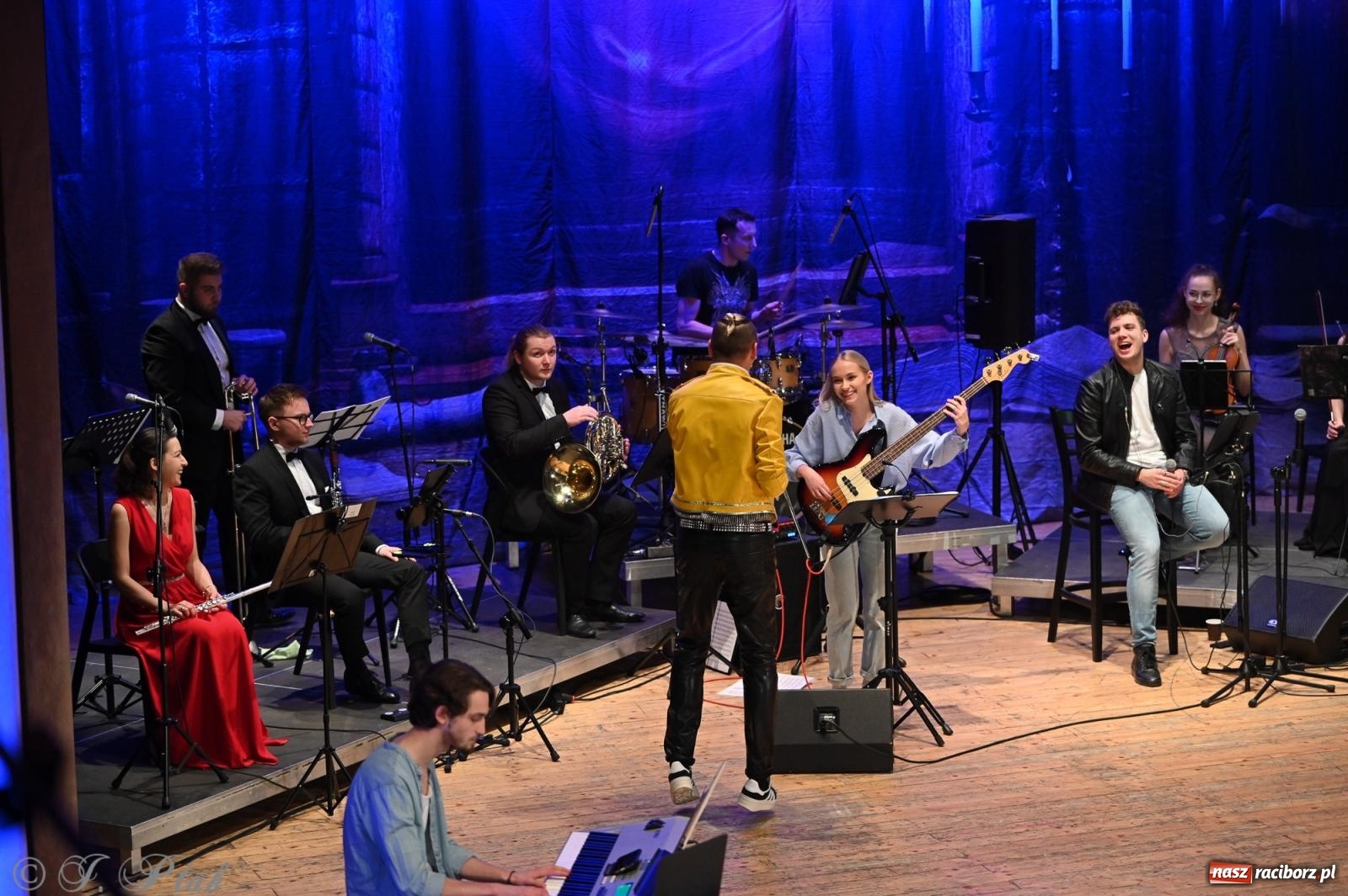 Zdjęcie w galerii na portalu naszraciborz.pl: Legendarny rock w symfonicznym wydaniu porwał publiczność w Raciborzu [FOTO] wiadomości z regionu