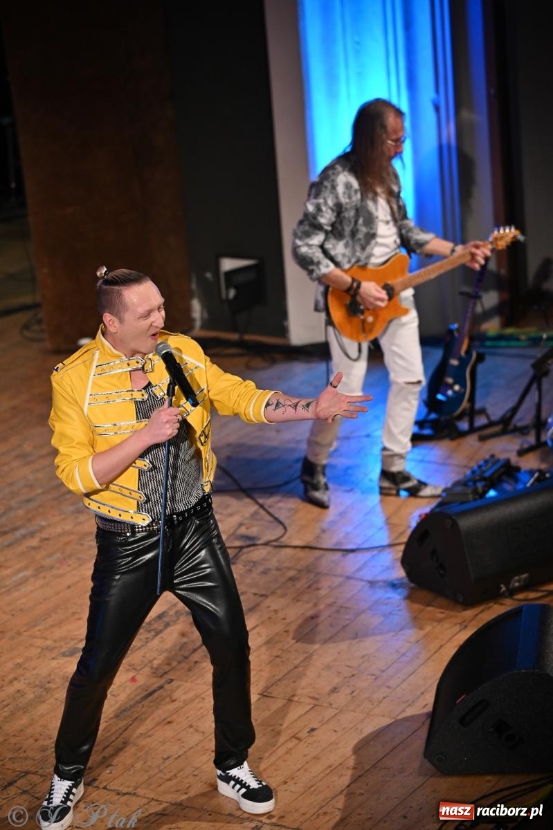 Zdjęcie w galerii na portalu naszraciborz.pl: Legendarny rock w symfonicznym wydaniu porwał publiczność w Raciborzu [FOTO] wiadomości z regionu