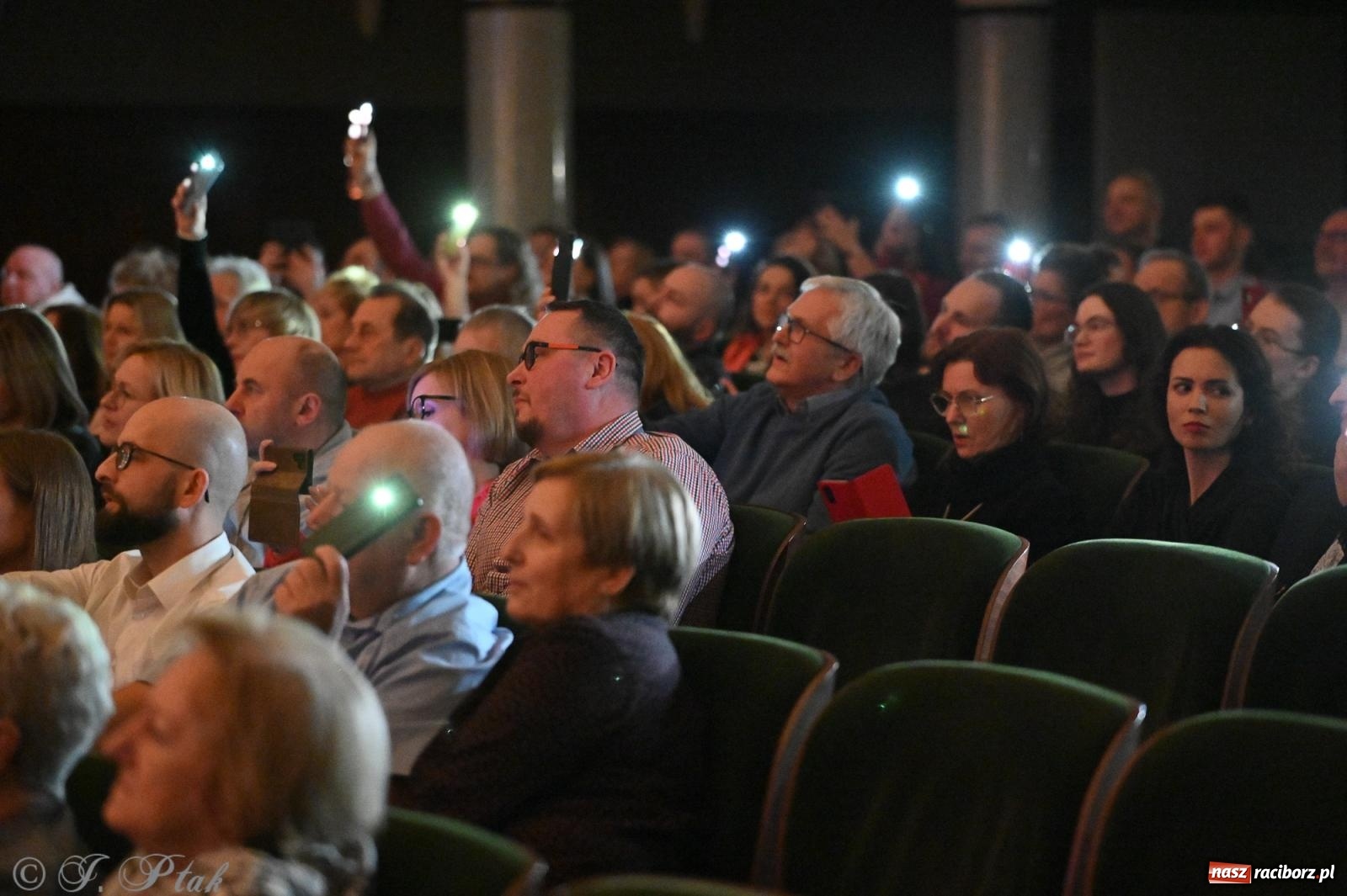 Zdjęcie w galerii na portalu naszraciborz.pl: Legendarny rock w symfonicznym wydaniu porwał publiczność w Raciborzu [FOTO] wiadomości z regionu