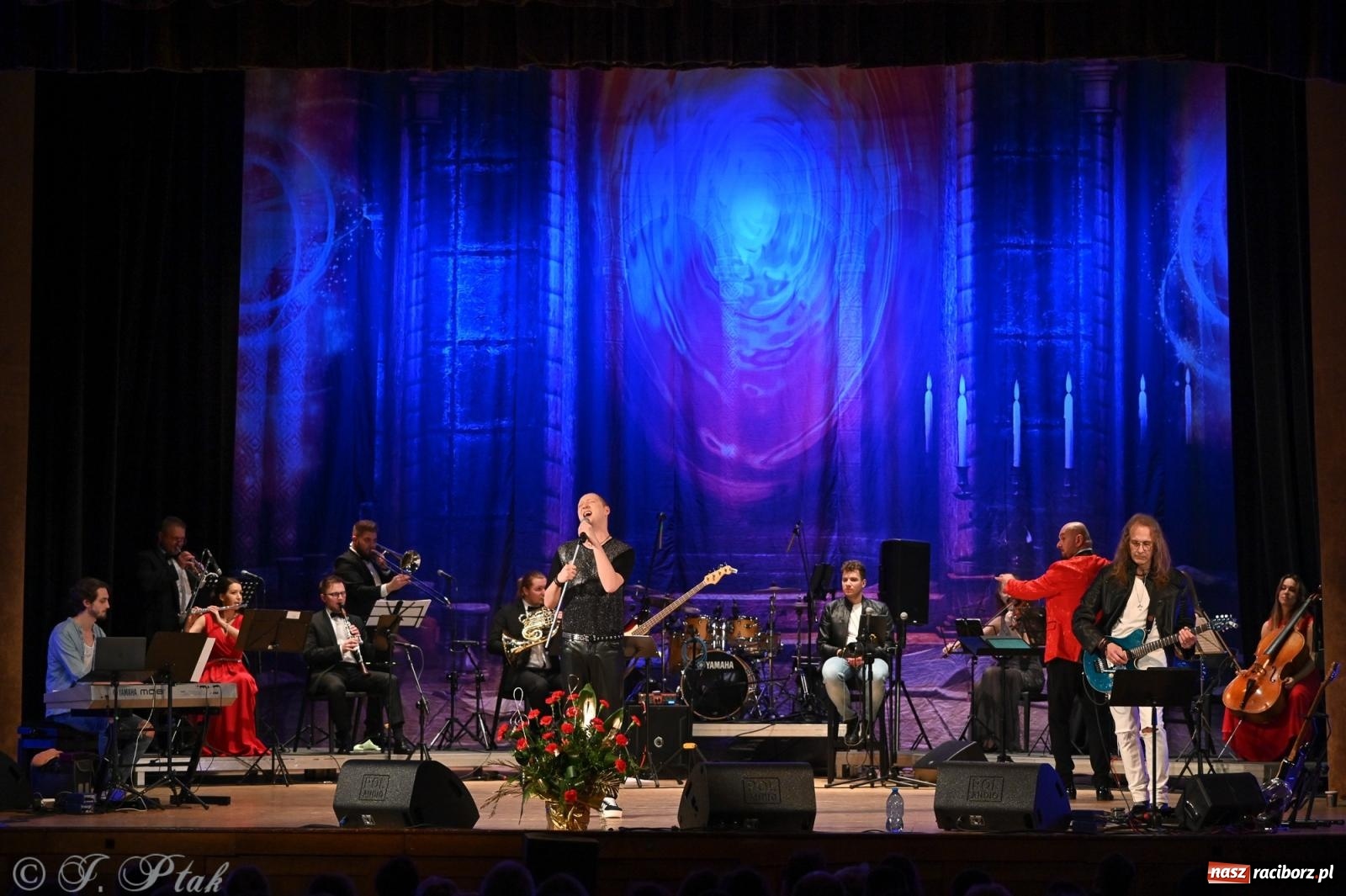 Zdjęcie w galerii na portalu naszraciborz.pl: Legendarny rock w symfonicznym wydaniu porwał publiczność w Raciborzu [FOTO] wiadomości z regionu