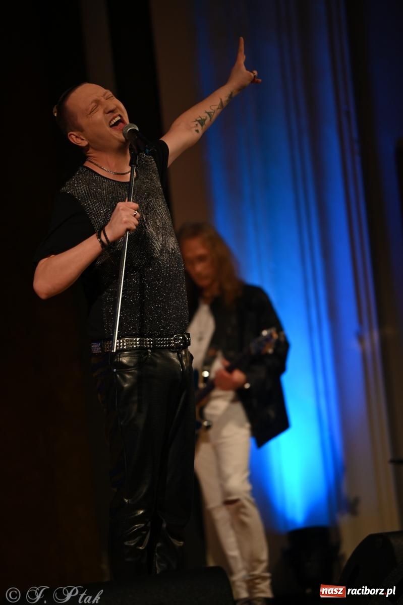 Zdjęcie w galerii na portalu naszraciborz.pl: Legendarny rock w symfonicznym wydaniu porwał publiczność w Raciborzu [FOTO] wiadomości z regionu