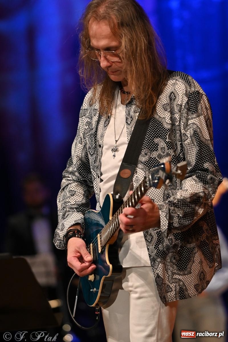 Zdjęcie w galerii na portalu naszraciborz.pl: Legendarny rock w symfonicznym wydaniu porwał publiczność w Raciborzu [FOTO] wiadomości z regionu