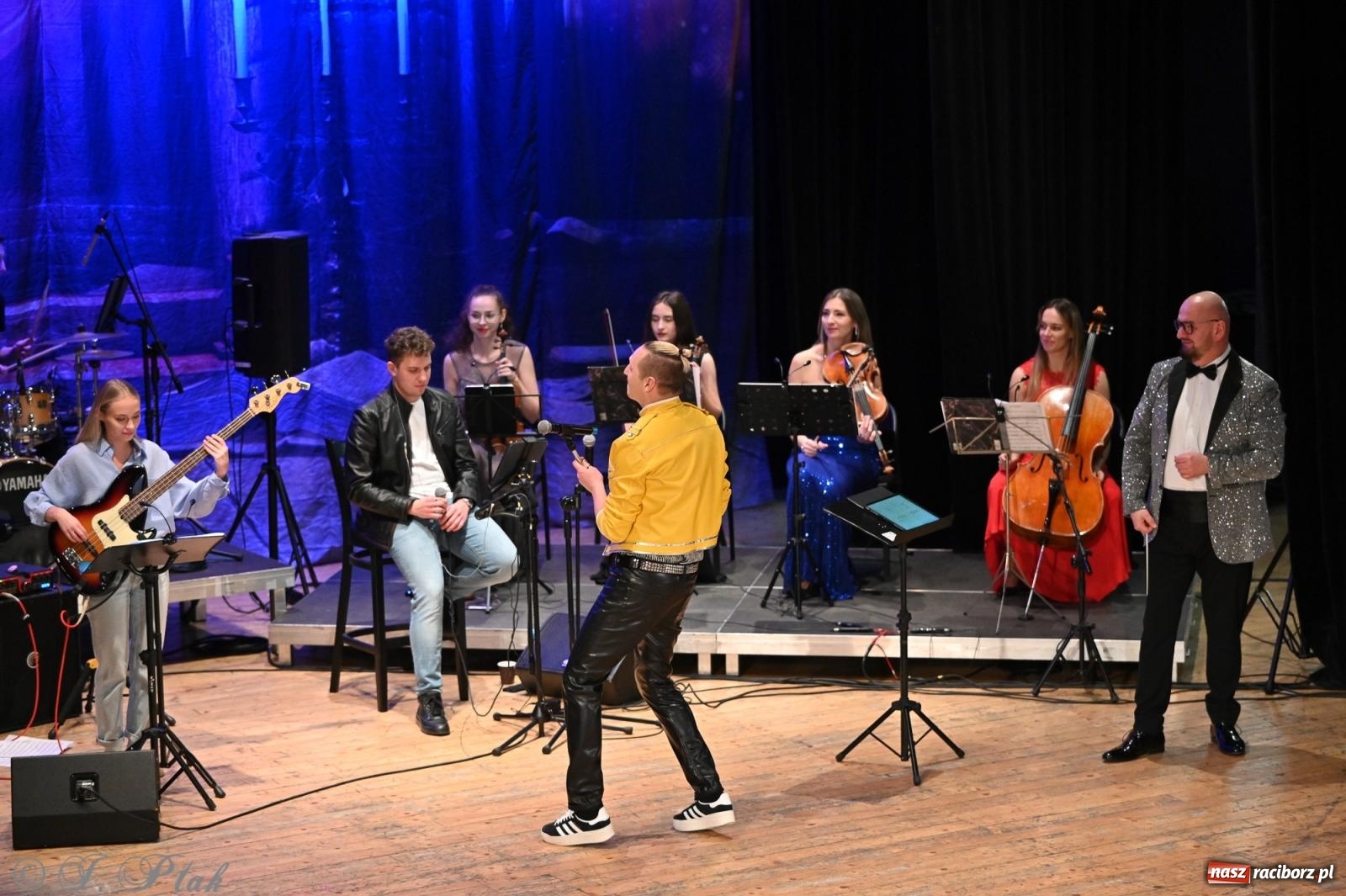 Zdjęcie w galerii na portalu naszraciborz.pl: Legendarny rock w symfonicznym wydaniu porwał publiczność w Raciborzu [FOTO] wiadomości z regionu
