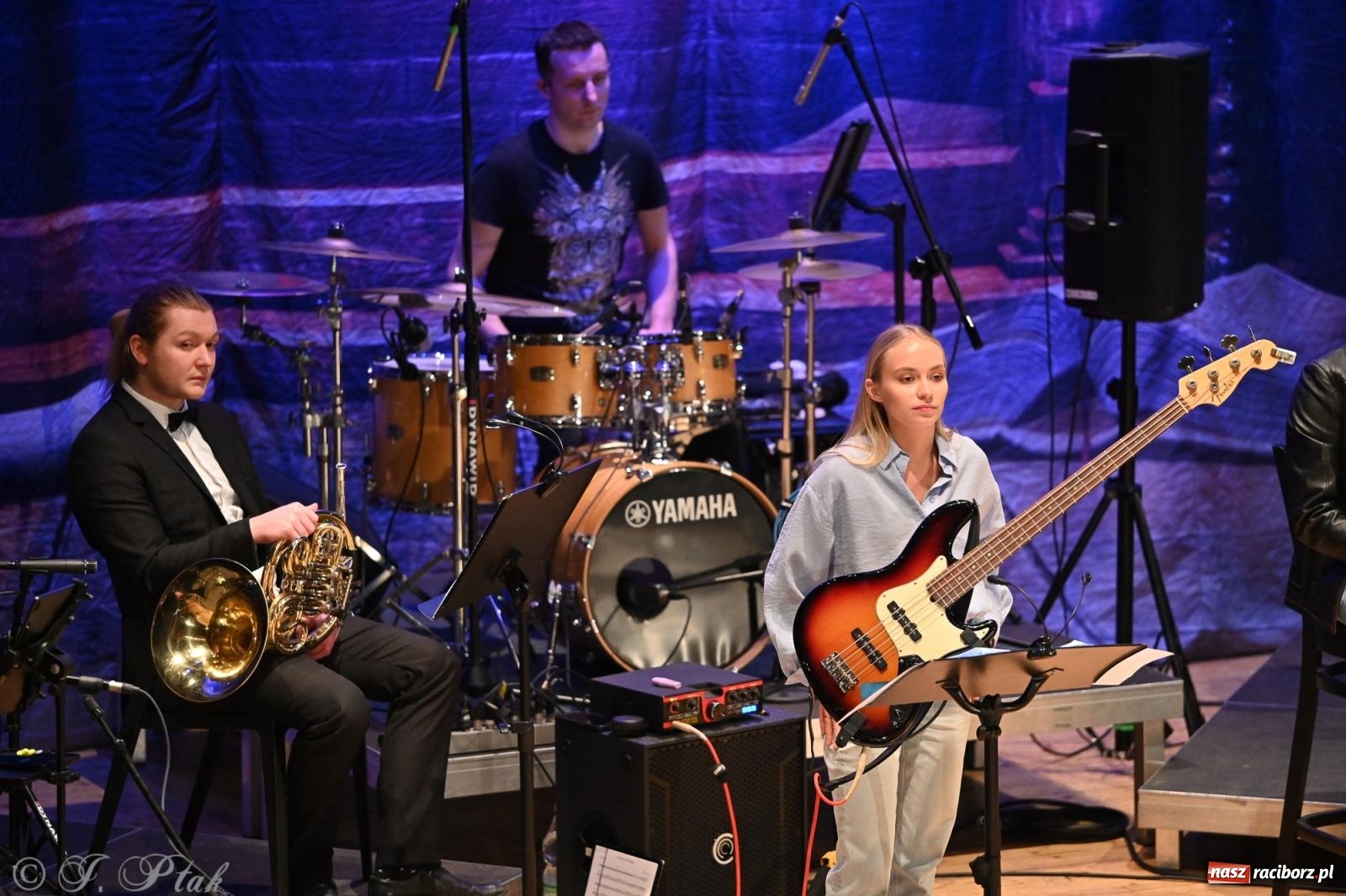 Zdjęcie w galerii na portalu naszraciborz.pl: Legendarny rock w symfonicznym wydaniu porwał publiczność w Raciborzu [FOTO] wiadomości z regionu