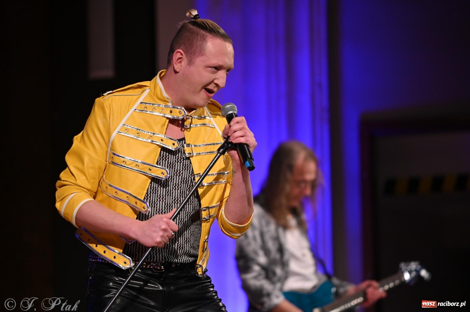 Zdjęcie w galerii na portalu naszraciborz.pl: Legendarny rock w symfonicznym wydaniu porwał publiczność w Raciborzu [FOTO] wiadomości z regionu