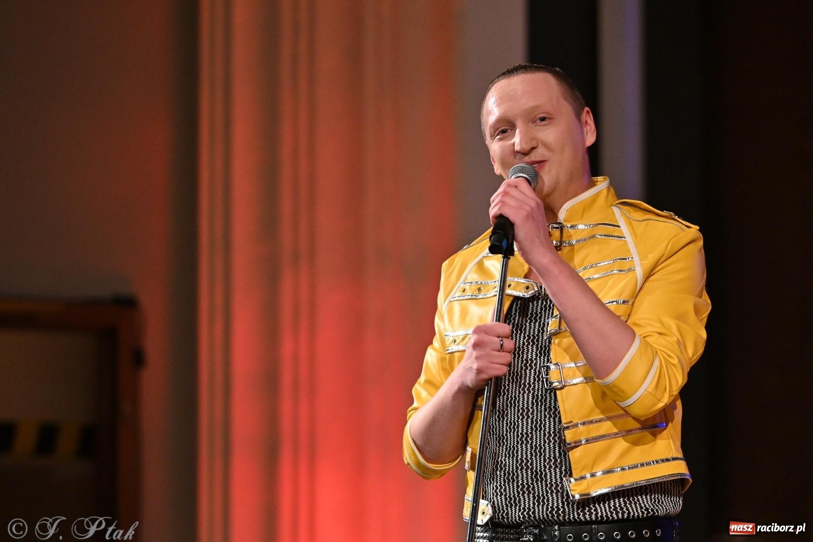 Zdjęcie w galerii na portalu naszraciborz.pl: Legendarny rock w symfonicznym wydaniu porwał publiczność w Raciborzu [FOTO] wiadomości z regionu