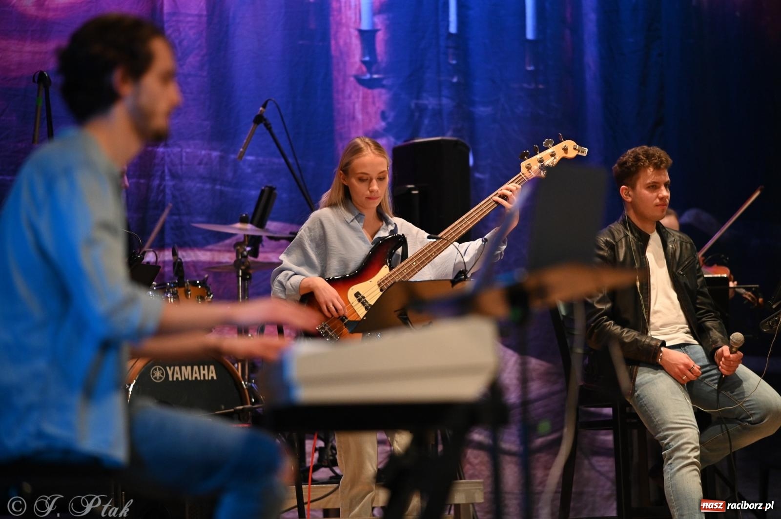 Zdjęcie w galerii na portalu naszraciborz.pl: Legendarny rock w symfonicznym wydaniu porwał publiczność w Raciborzu [FOTO] wiadomości z regionu