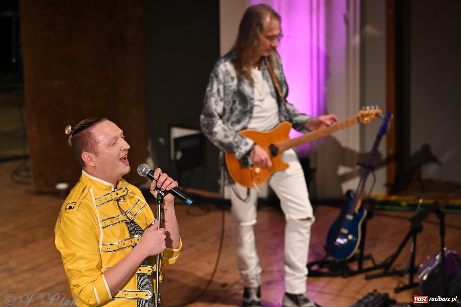 Zdjęcie w galerii na portalu naszraciborz.pl: Legendarny rock w symfonicznym wydaniu porwał publiczność w Raciborzu [FOTO] wiadomości z regionu