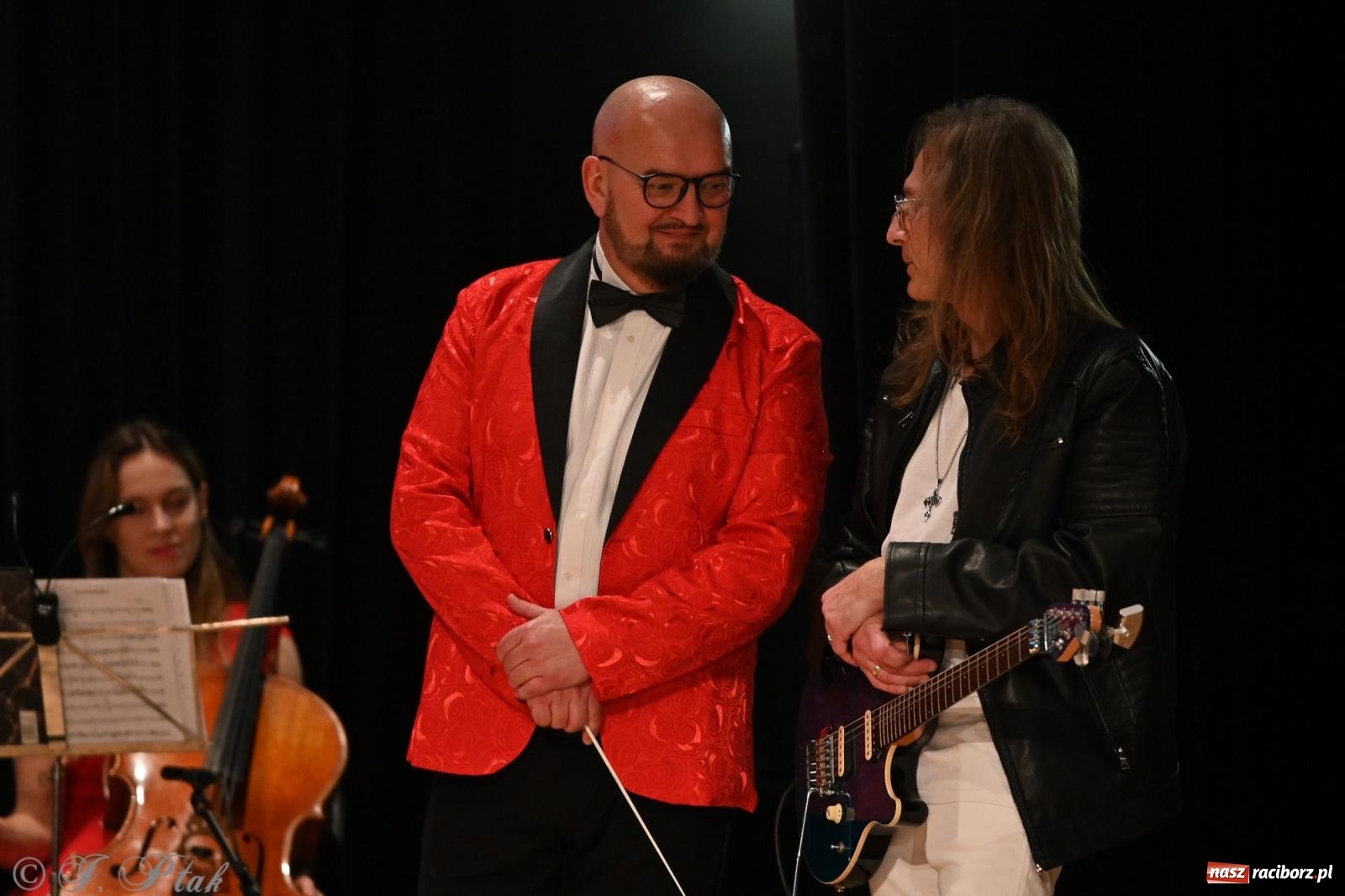 Zdjęcie w galerii na portalu naszraciborz.pl: Legendarny rock w symfonicznym wydaniu porwał publiczność w Raciborzu [FOTO] wiadomości z regionu