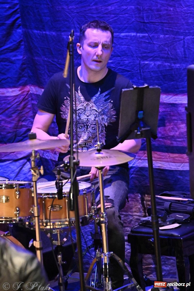 Zdjęcie w galerii na portalu naszraciborz.pl: Legendarny rock w symfonicznym wydaniu porwał publiczność w Raciborzu [FOTO] wiadomości z regionu