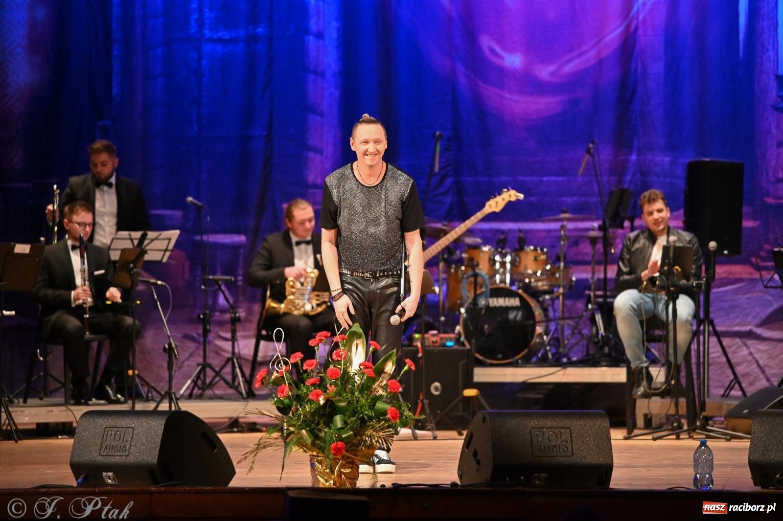 Zdjęcie w galerii na portalu naszraciborz.pl: Legendarny rock w symfonicznym wydaniu porwał publiczność w Raciborzu [FOTO] wiadomości z regionu