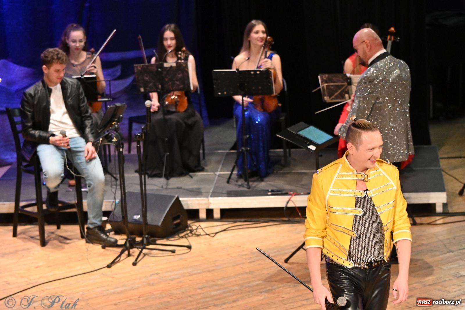 Zdjęcie w galerii na portalu naszraciborz.pl: Legendarny rock w symfonicznym wydaniu porwał publiczność w Raciborzu [FOTO] wiadomości z regionu