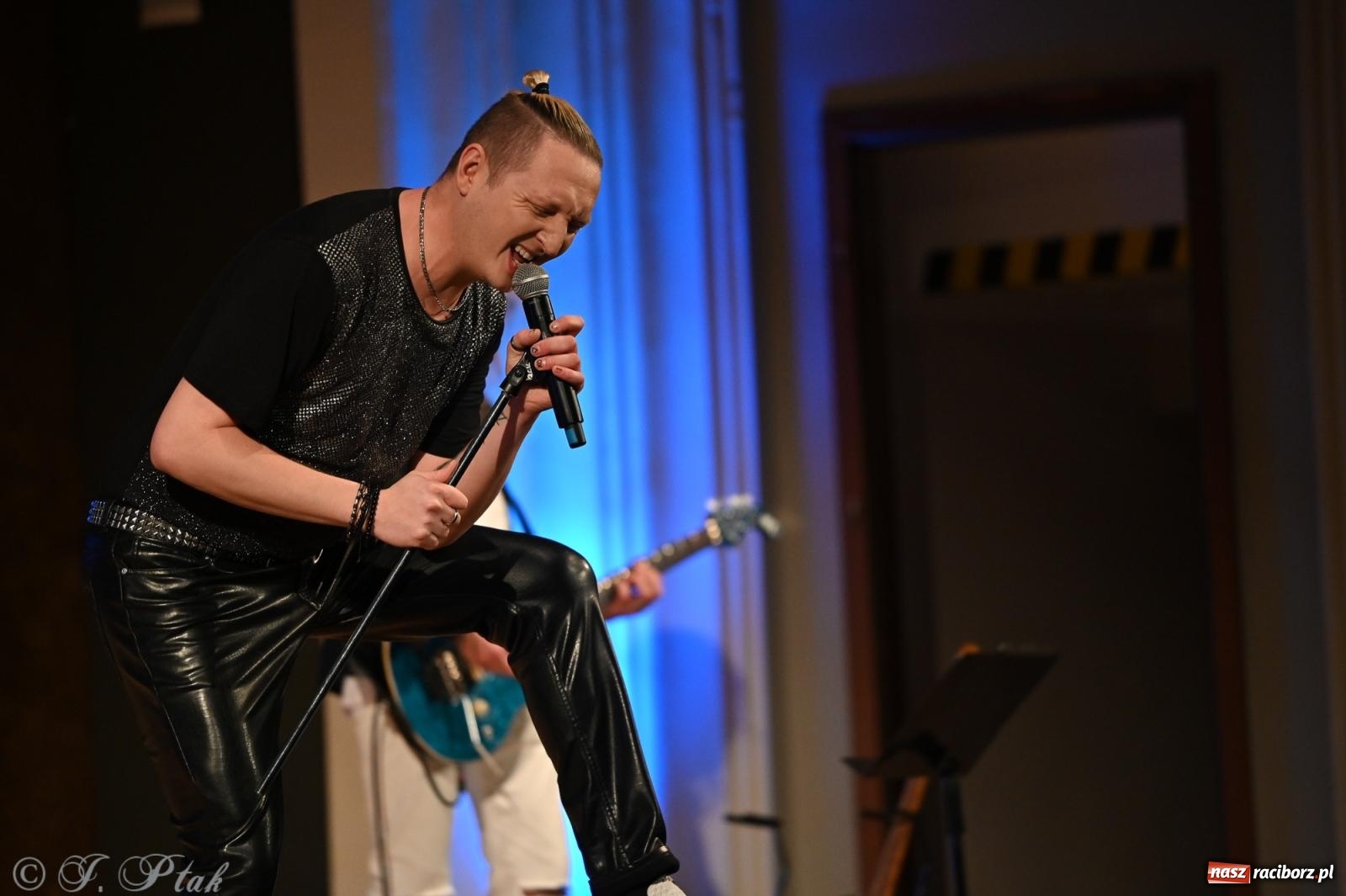 Zdjęcie w galerii na portalu naszraciborz.pl: Legendarny rock w symfonicznym wydaniu porwał publiczność w Raciborzu [FOTO] wiadomości z regionu