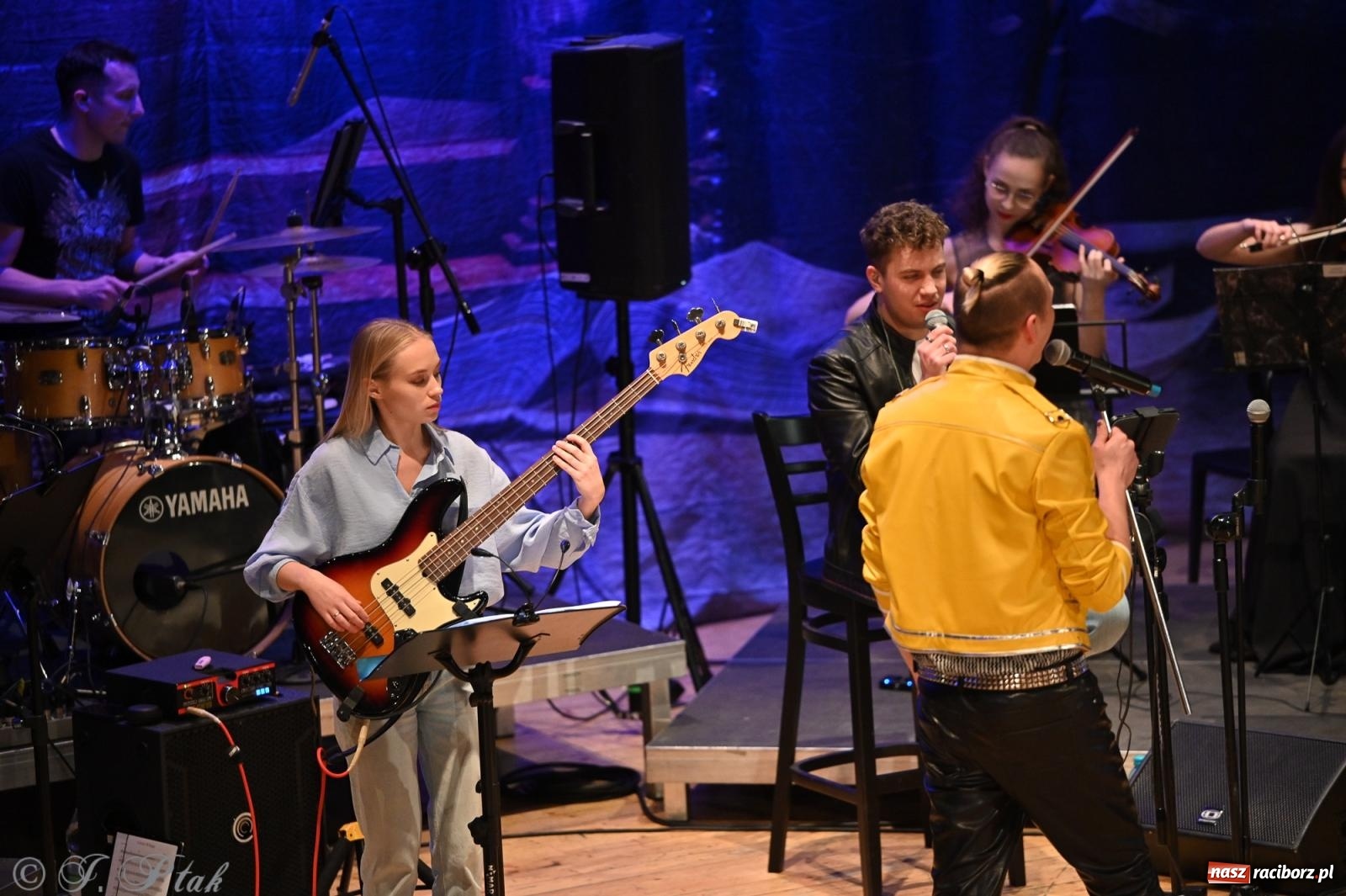 Zdjęcie w galerii na portalu naszraciborz.pl: Legendarny rock w symfonicznym wydaniu porwał publiczność w Raciborzu [FOTO] wiadomości z regionu