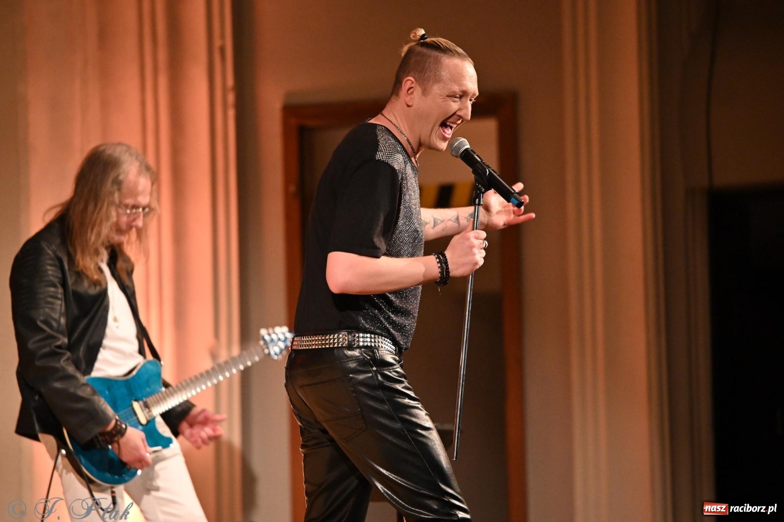 Zdjęcie w galerii na portalu naszraciborz.pl: Legendarny rock w symfonicznym wydaniu porwał publiczność w Raciborzu [FOTO] wiadomości z regionu