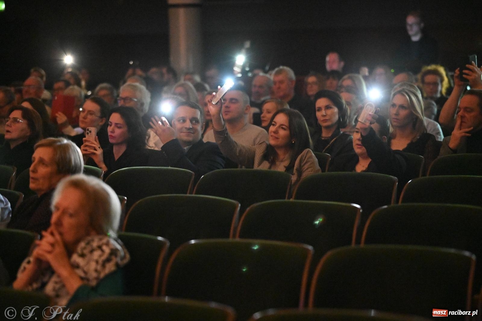Zdjęcie w galerii na portalu naszraciborz.pl: Legendarny rock w symfonicznym wydaniu porwał publiczność w Raciborzu [FOTO] wiadomości z regionu