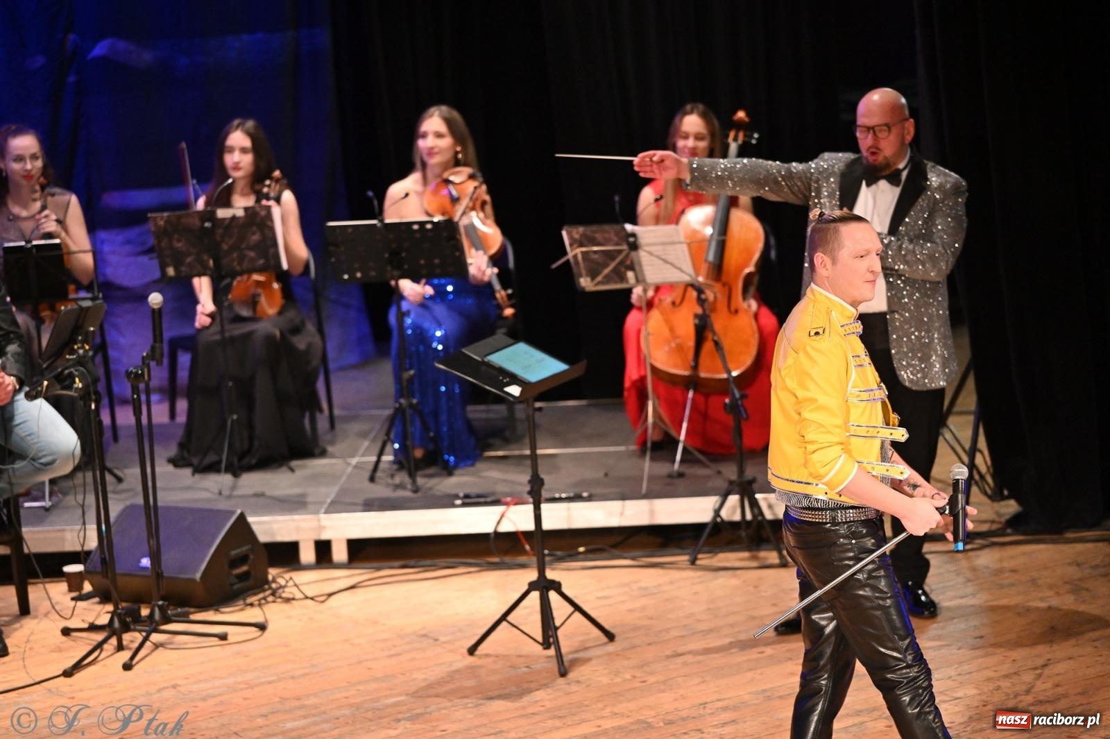 Zdjęcie w galerii na portalu naszraciborz.pl: Legendarny rock w symfonicznym wydaniu porwał publiczność w Raciborzu [FOTO] wiadomości z regionu