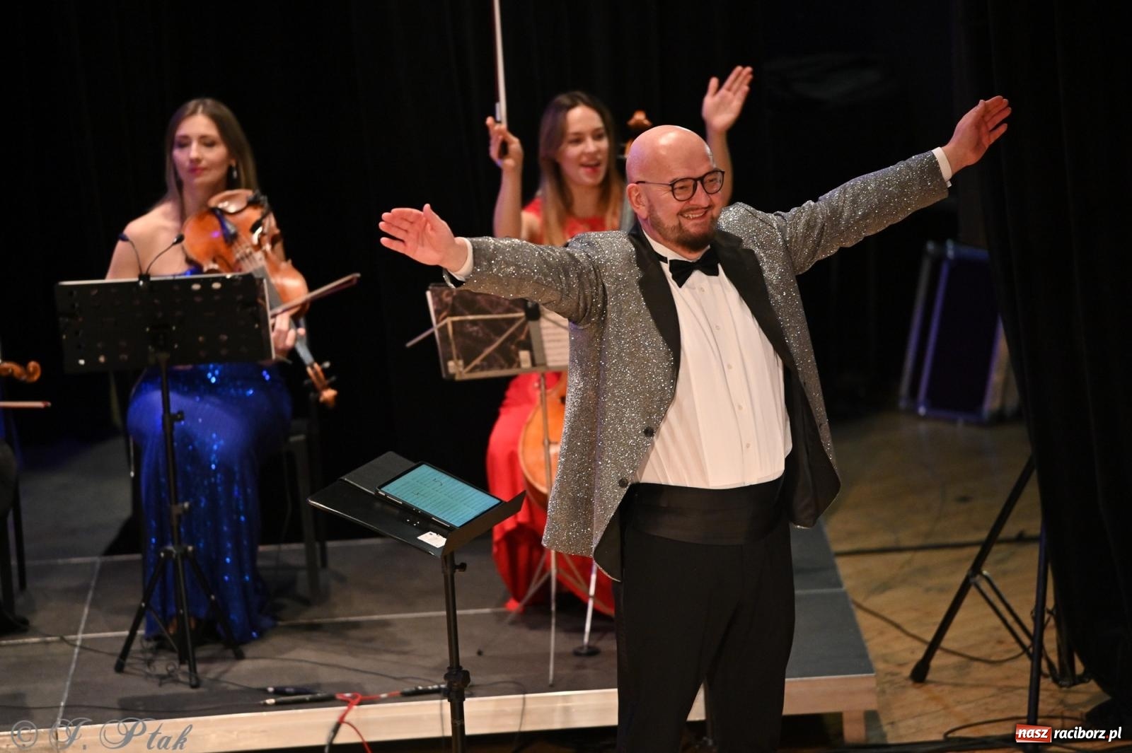 Zdjęcie w galerii na portalu naszraciborz.pl: Legendarny rock w symfonicznym wydaniu porwał publiczność w Raciborzu [FOTO] wiadomości z regionu