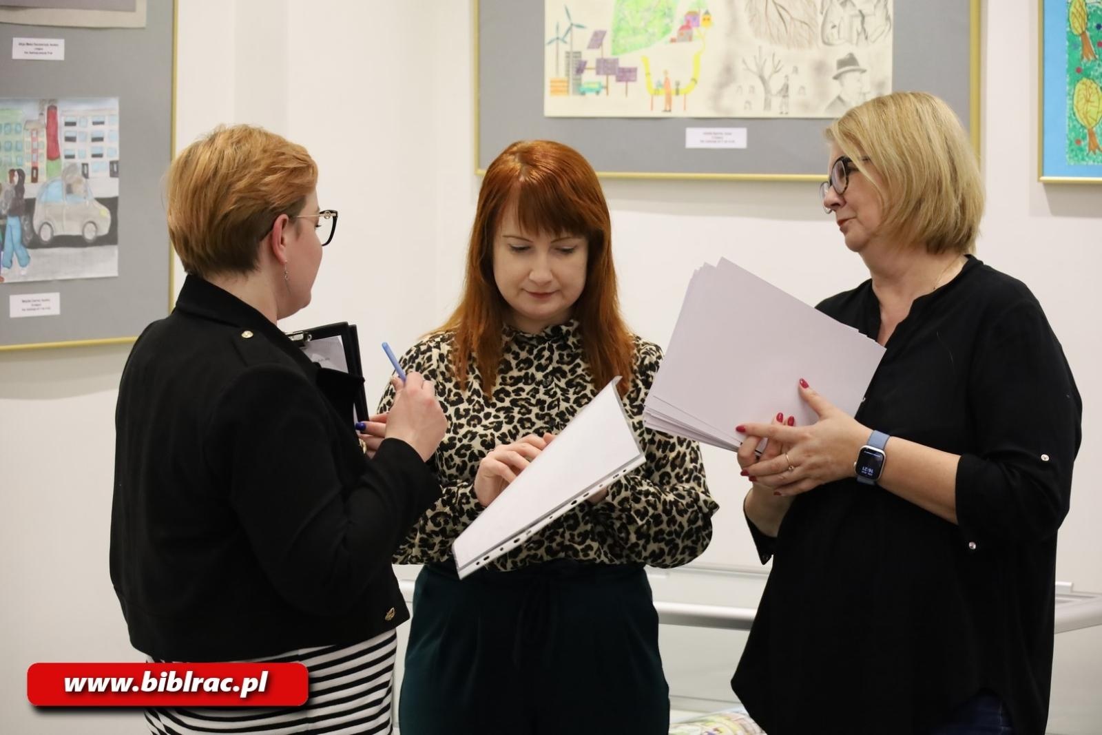 Zdjęcie w galerii na portalu naszraciborz.pl: Pokaż czym oddychasz – w bibliotece rozstrzygnięto konkurs plastyczny wiadomości z regionu