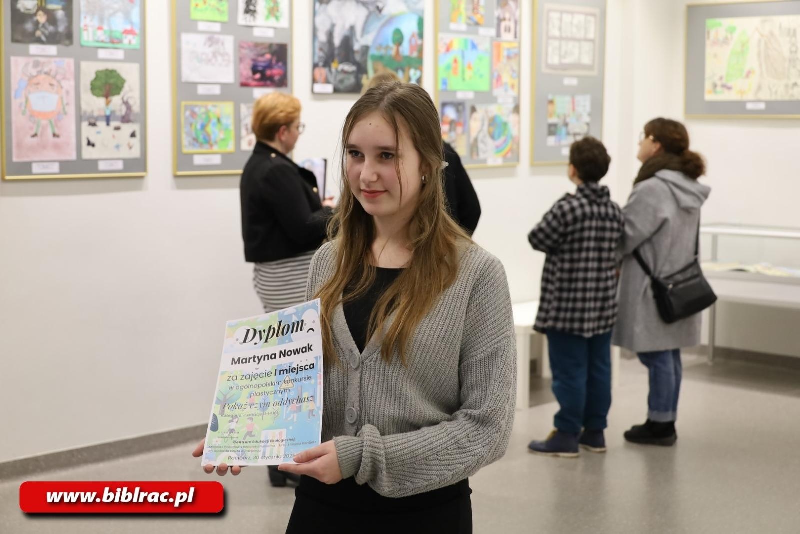 Zdjęcie w galerii na portalu naszraciborz.pl: Pokaż czym oddychasz – w bibliotece rozstrzygnięto konkurs plastyczny wiadomości z regionu