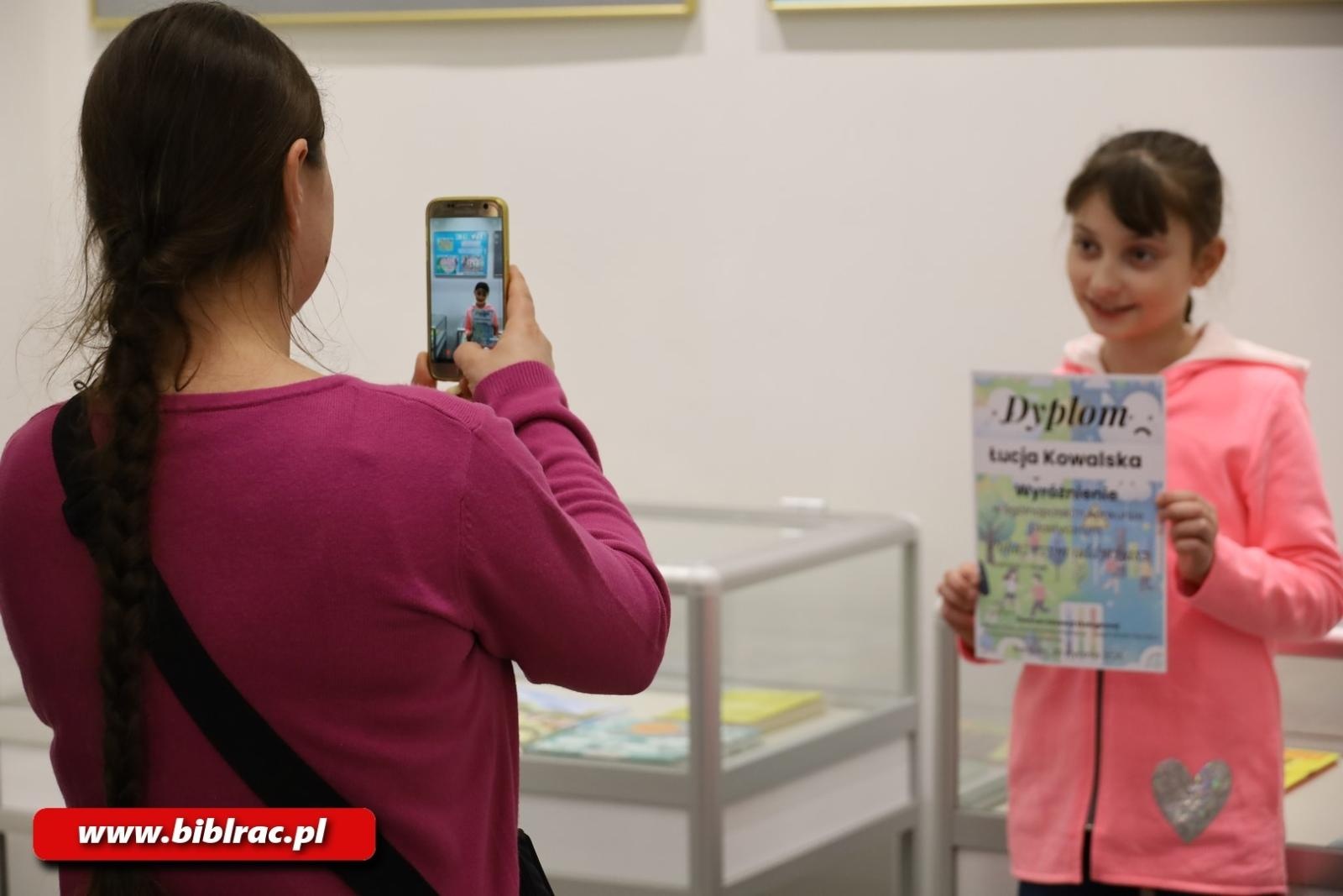 Zdjęcie w galerii na portalu naszraciborz.pl: Pokaż czym oddychasz – w bibliotece rozstrzygnięto konkurs plastyczny wiadomości z regionu